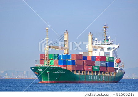 Arrival of a container ship at Kobe Port 91506212