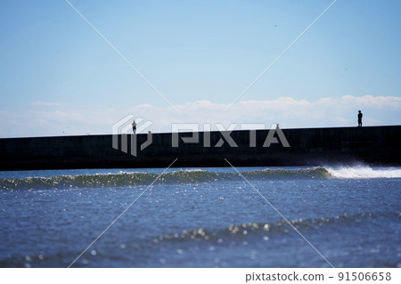 Breakwater where the shadow of the angler can be seen 91506658