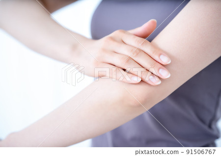 Women doing skin care for their arms [Parts cut] 91506767