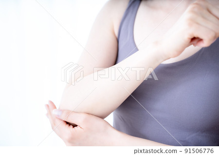 Women doing skin care for their arms [Parts cut] 91506776