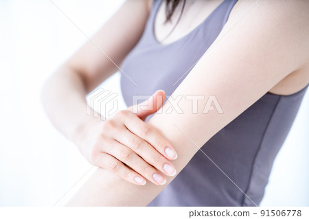 為手臂做皮膚護理的女性[部分切割] 91506778