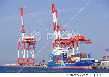 Container ship waiting for loading and unloading work 91507033