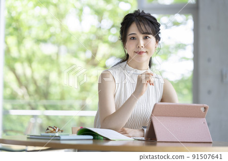 Business woman looking at the camera casual business 91507641