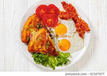 irish breakfast of fried eggs, bacon, potato farls 91507977