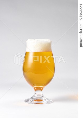 啤酒倒入啤酒杯 91508224