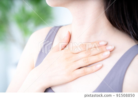 照顧胸部皮膚的女性[部分切割] 91508850