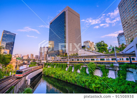 日本東京城市景觀，如御茶水站和東京地鐵丸之內線 91508938