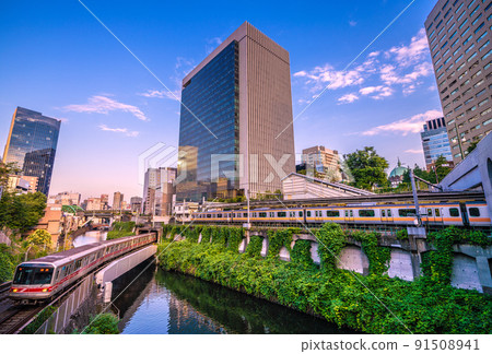 日本東京城市景觀，如御茶水站和東京地鐵丸之內線 91508941