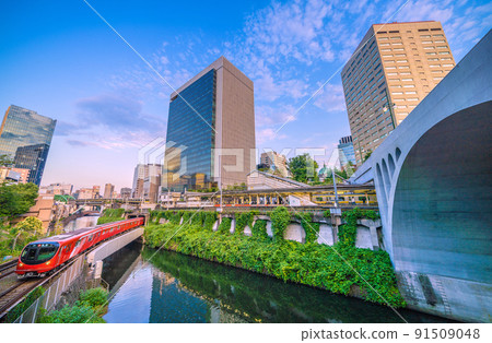 Overlooking the beautiful Hijiribashi, Tokyo Metro Marunouchi Line new model 2000 series, Ochanomizu Station, etc. 91509048