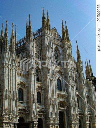 Beautiful appearance Milan Cathedral in the blue sky 91509063