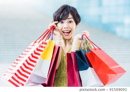 在購物中心享受購物的年輕女子 在購物中心享受購物的年輕女子 91509091