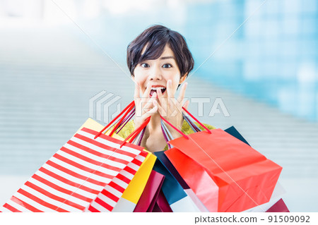 在購物中心享受購物的年輕女子 在購物中心享受購物的年輕女子 91509092