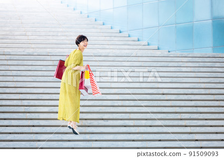 在購物中心享受購物的年輕女子 在購物中心享受購物的年輕女子 91509093