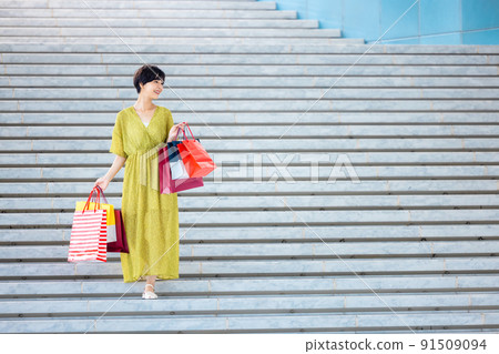 Young woman enjoying shopping at a shopping center Young woman enjoying shopping at a shopping center 91509094