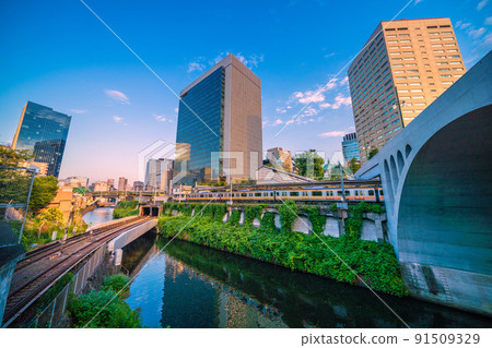 俯瞰美麗的 Hijiribashi 和 Ochanomizu 站的日本東京城市景觀 俯瞰美麗的 Hijiribashi 和 Ochanomizu 站的日本東京城市景觀 91509329