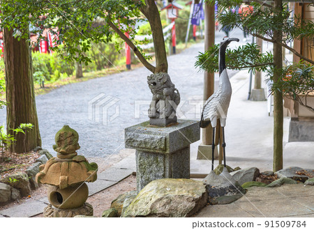 [九州/福津]宮地岳神社奧宮稻荷神社前的鶴和守護犬雕塑。 91509784