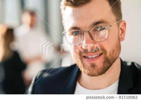 Close-up portrait of successful businessman in glasses 91510062