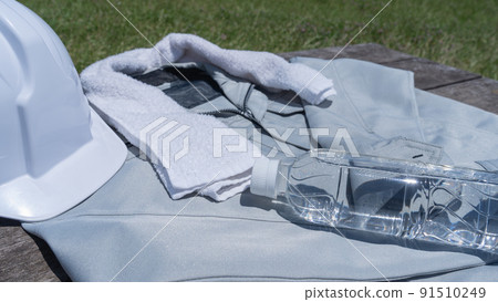 Work clothes and water from PET bottles | Image of measures against heat stroke in the construction industry Work clothes and water from PET bottles | Image of measures against heat stroke in the construction industry 91510249