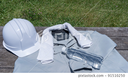 Work clothes and water from PET bottles | Image of measures against heat stroke in the construction industry 91510250