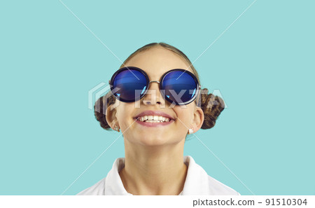 Smiling teen girl in sunglasses show healthy teeth Smiling teen girl in sunglasses show healthy teeth 91510304