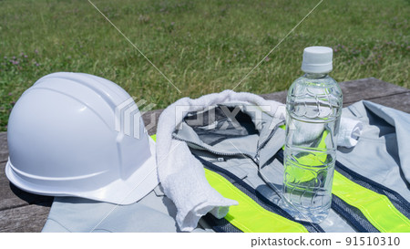 Work clothes and water from PET bottles | Image of measures against heat stroke in the construction industry 91510310
