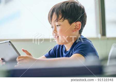 小學生在平板電腦上在線學習 小學生在平板電腦上在線學習 91510348