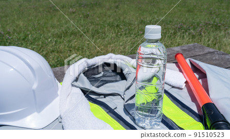 Work clothes and water from PET bottles | Image of measures against heat stroke in the construction and security industries 91510523