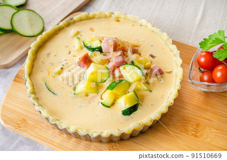 Pour the ingredients into the quiche dough Pour the ingredients into the quiche dough 91510669