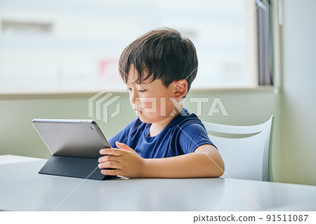 小學生在平板電腦上在線學習 91511087