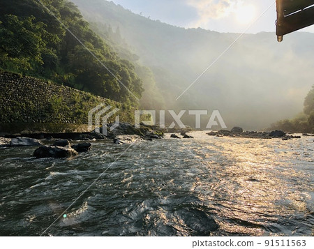 Down the mountain stream of the Hozu River in Kyoto 91511563