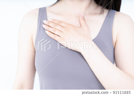 照顧胸部皮膚的女性[部分切割] 91511885
