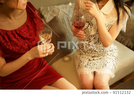 兩個女人手裡拿著酒杯聊天 91512132