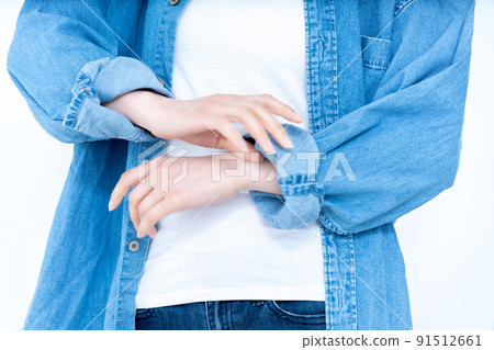捲起牛仔襯衫的女人【部分剪裁】 捲起牛仔襯衫的女人【部分剪裁】 91512661
