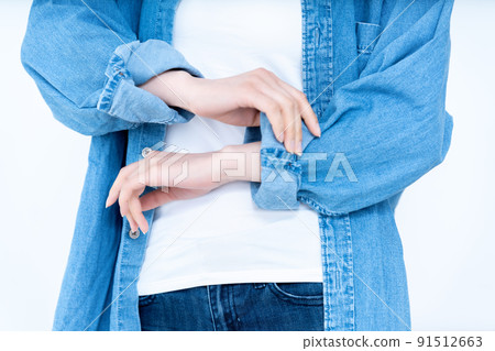 A woman who rolls up a denim shirt [Parts cut] 91512663