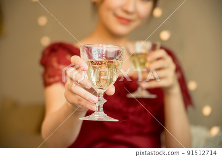 拿著玻璃杯的女人（夜間工作的圖像） 91512714