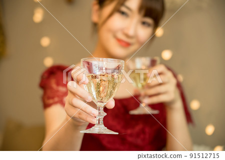 拿著玻璃杯的女人(夜間工作的圖像) 拿著玻璃杯的女人(夜間工作的圖像) 91512715