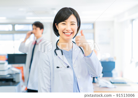 微笑的年輕女醫生 91513006