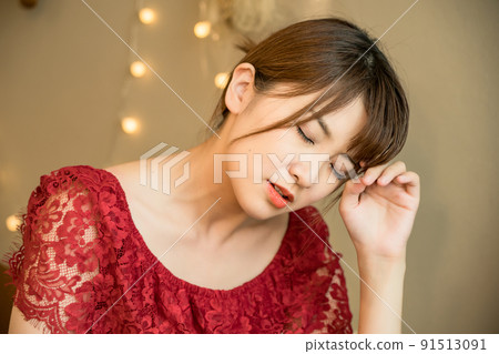 A woman suffering from a headache 91513091