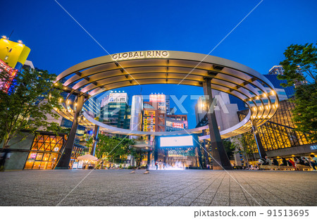 日本東京城市景觀 東京市中心連續7天炎熱...看著池袋站前的全球環= 7月1日 91513695