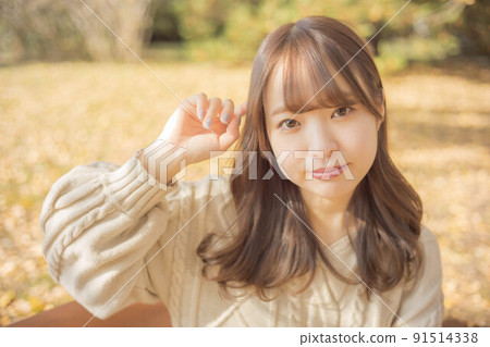 Autumn leaves female portrait 91514338