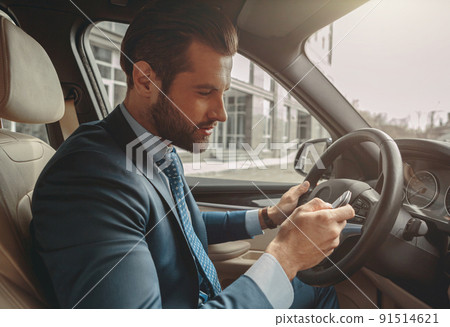 Confident male in formal clothes is going to business travel by automobile 91514621