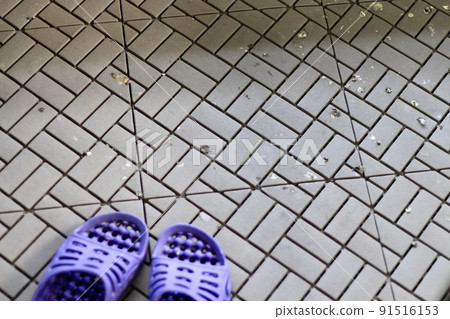 鴿子停在陽台上,破壞了糞便。 鴿子停在陽台上,破壞了糞便。 91516153