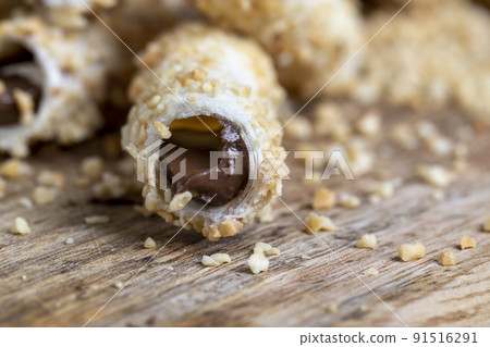 waffle tube with chocolate filling and crushed peanuts 91516291