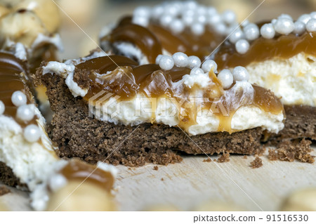 chocolate tartlet with cream filling and salted caramel with nuts 91516530