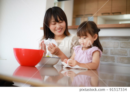 Parents and children who wipe the water of the washed plums Parents and children who wipe the water of the washed plums 91517334