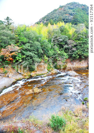 [Ure River flowing through Yuya Onsen Town, Shinshiro City] 91517364