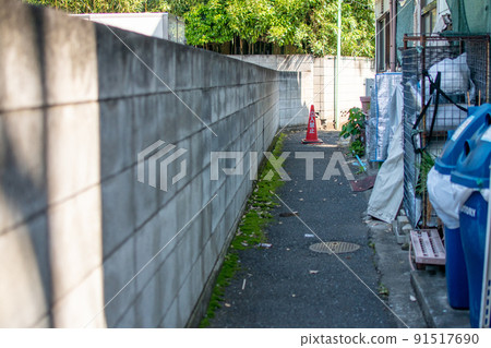 Passage next to Godenzaka parking lot / Arakawa-ku, Tokyo 91517690