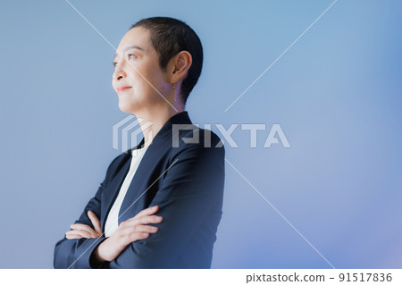 頭髮很短的女人 91517836