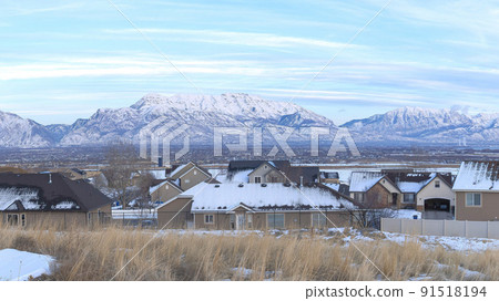 Pano A panoramic view of houses with the mountains in the background 91518194