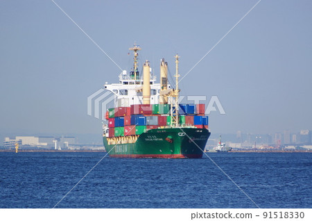Arrival of a container ship at Kobe Port 91518330